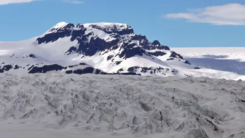 Drone parallax of rugged Hoffellsjökull glacier and snow covered mountain behind Vídeo Stock 340201545