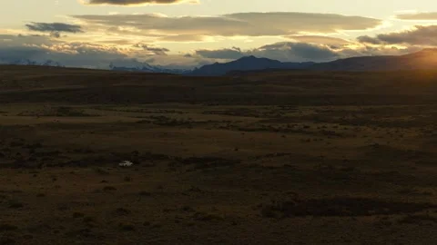 Drone parallax tracking of 4x4 pickup crossing Patagonian steppe at sunset 库存影片 336691017