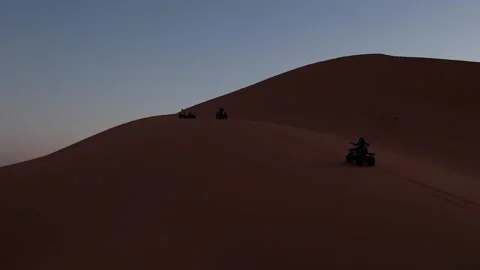 Drone parallax view of quad bikes crossing Erg Chebbi dunes near Merzouga 库存影片 337996003