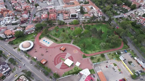 Drone parque de la madre estadio diagonal reveal cuenca ecuador 4k.mp4 스톡 동영상 310778362