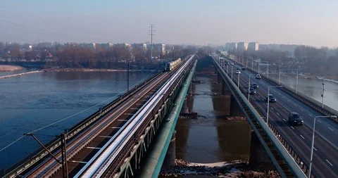 The drone passes over the Gda?ski bridge. Stock-Footage 112082988