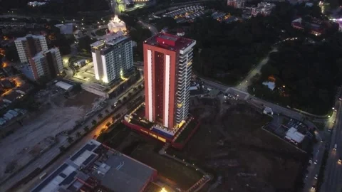 Drone passing over Skyscraper building at night Vidéo 143888915