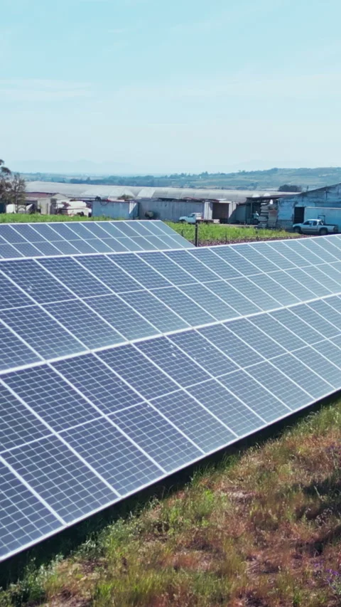 Drone, people and solar panel outdoor on farm for renewable energy, 스톡 동영상 333183283