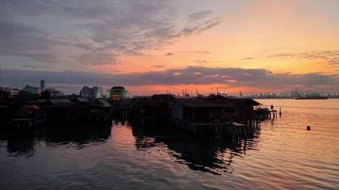 Drone perspective captures Clan Jetty at sunrise with golden sky Vidéo 329347953