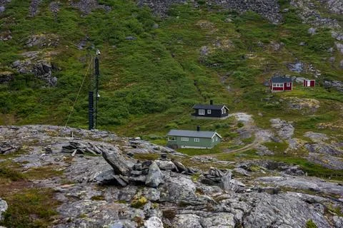 Drone perspective of isolated Norwegian settlement with three small dwellings Foto stock