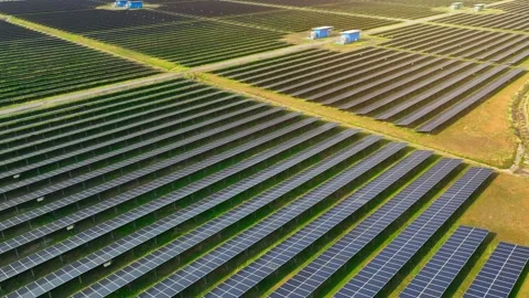 Drone perspective of large-scale solar panels across open land. 스톡 동영상 331571663