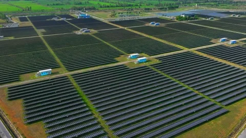 Drone perspective of large-scale solar panels across open land. Stock-Footage 331571944