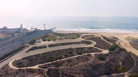 Drone Perspective of Mexico-US Border Fence Near San Diego 库存影片 327577037