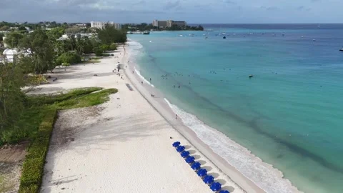 Drone perspective revealing an empty white sand beach stretching along Vídeo Stock 336705486