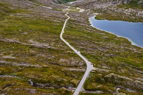 Drone perspective of serpentine road traversing moss-covered moorland with ex Foto stock