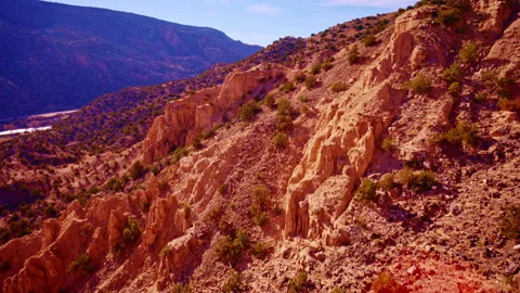 Drone perspective of towering red rock formations in New Mexico 스톡 동영상 334708097