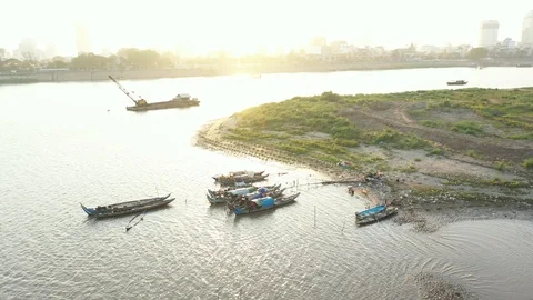 DRONE PHNOM PENH BY SUNSET AND BOATS Vidéo 127006414