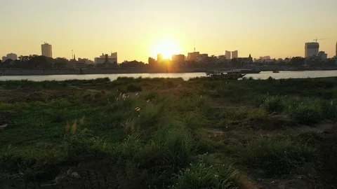 DRONE PHNOM PENH BY SUNSET Long travelling crossing boats on Mekong river Vidéo 127062571