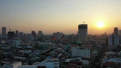 DRONE PHNOM PENH BY SUNSET ON THE RIGHT From sky down to ground Vidéo 127063475