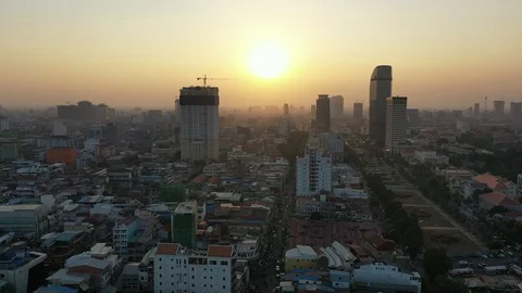 DRONE PHNOM PENH BY SUNSET From sky down to ground Vidéo 127063179
