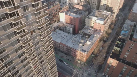 Drone point of view of an apartment building in New York City Stockbeeldmateriaal 302829414