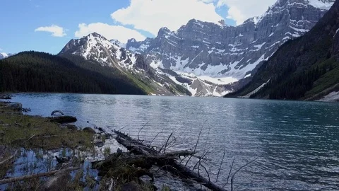 Drone point of view over mountain lake and glacier in the Canadian rockies Vidéo 87546038