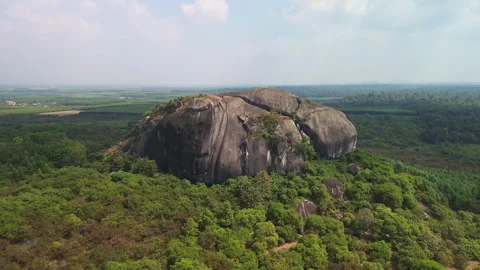 Drone Pull Away from Forest-Surrounded Inselberg in Southern Vietnam 库存影片 329914709