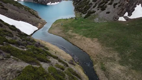 Drone Pull Away From Hikers By Alpine Lake. Kazakhstan, Sayram-Ugam Park Vidéo 332787195