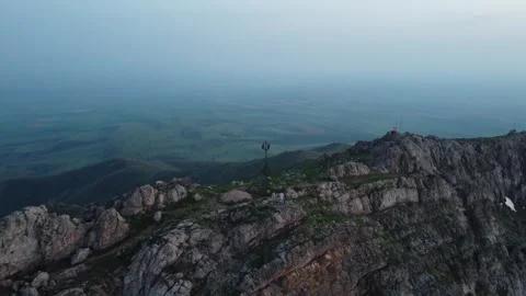 Drone Pull Away From Monument On Rocky Ridge. Kazakhstan, Mount Kazygurt Vidéo 332936874