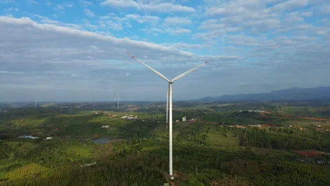 Drone Pull Away over Windmill on Green Hills, Dak Mil, Central Highlands Vietnam 库存影片 329916339
