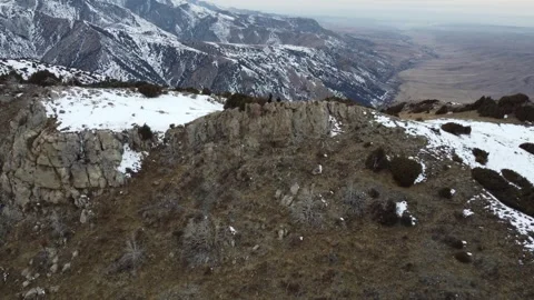 Drone Pull Away From People On Rocky Peak. Kazakhstan, Sayram-Ugam Park Vidéo 332778833