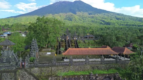 Drone pull-away of Pura Penataran Agung Nangka Hindu temple with Mt. Agung, Bali Video stock 336483990