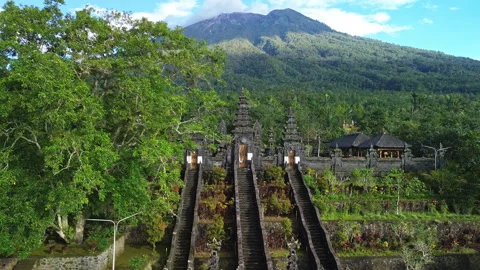 Drone pull-away from Pura Penataran Agung Nangka Hindu temple to Mt. Agung, Bali Video stock 336484099