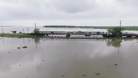 Drone Pull Away Rising Over Flooded Bridge Stockbeeldmateriaal 331748267
