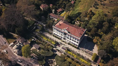 Drone Pull Away from Villa Carlotta and Botanical Gardens in Lake Como 库存影片 337895960