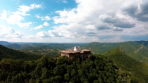 Drone pull-back and ascent over Glozhene Monastery Saint George the Victorious Vídeo Stock 320499760