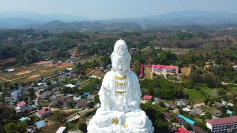 Drone Pull Back from Guan Yin Statue Face Chiang Rai Thailand 库存影片 332573245