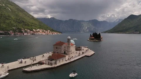 Drone Pull Back over Our Lady of the Rocks Island Church in Montenegro, 4K Vídeos de archivo 337179885
