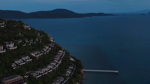 Drone Pull Back Revealing Luxury Cliffside Villas and Ocean View at Sunset 库存影片 336389810
