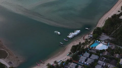 Drone Pull Back Revealing Tropical Resort and Speedboat Marina Vidéo 336389498
