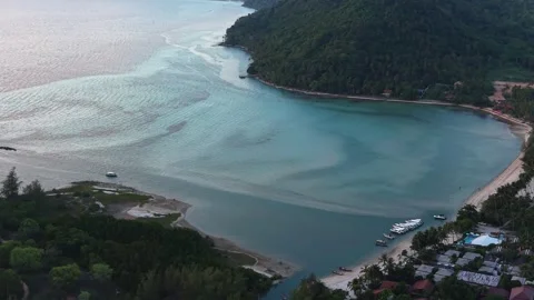 Drone Pull Back Revealing Tropical Resort and Speedboat Marina 库存影片 336389690