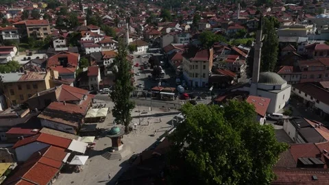 Drone Pull Back of Sebilj Fountain and Bascarsija Square Sarajevo, 4K Vídeos de archivo 337181043