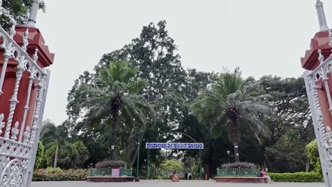A drone pull-back shot revealing the entrance of Lalbagh Botanical Garden i.. Video stock 330274474