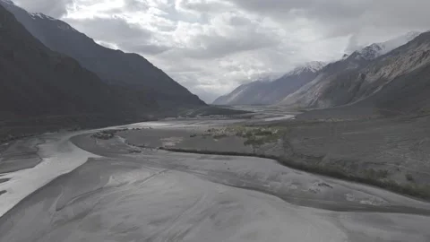 Drone Pull Out Over Dry Ladakh River Landscape with Snow Covered Distant Peaks Vídeos de archivo 335762668