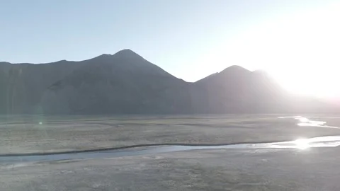 Drone Pull Out Over Vast Dry Ladakh Valley with Sunlight Behind Mountains with Vídeos de archivo 335760877