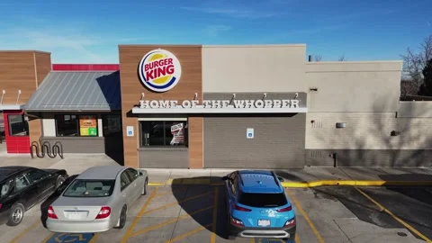 Drone Pullback from Burger King Sign and Parking Lot Vidéo 296626031
