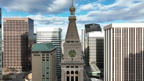 Drone pullback from Daniels and Fisher Tower with American flag on tower, Vídeo Stock 231761962
