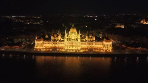 Drone Pullback from Hungarian Parliament Building at Night in Budapest Vidéo 344877056