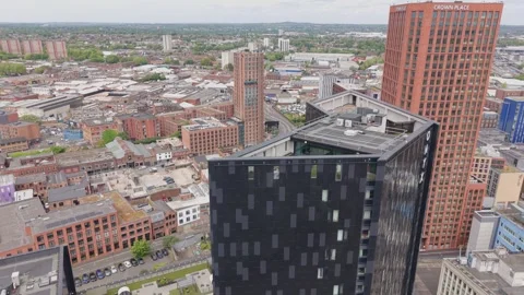 Drone pullback from modern black skyscraper revealing Birmingham skyline Stock-Footage 334692333