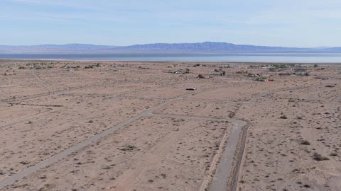 Drone Pullback Over Abandoned Street Grid in Salton City with Salton Sea Vídeo Stock 332683211