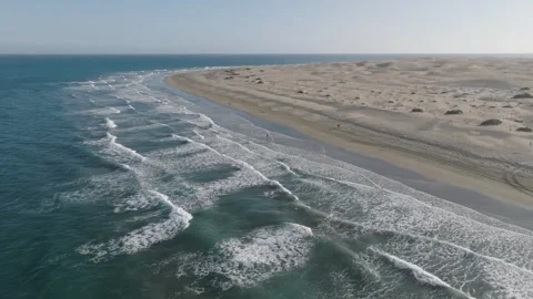 Drone Pullback Over Wild Maspalomas Beach and Dunes, Gran Canaria, Spain Vídeos de archivo 333008542