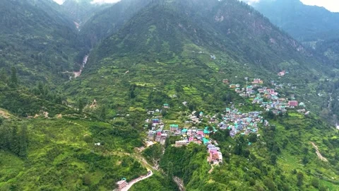 Drone pullback reveal of the Tosh, Parvati Kheerganga Valley Video stock 345279063