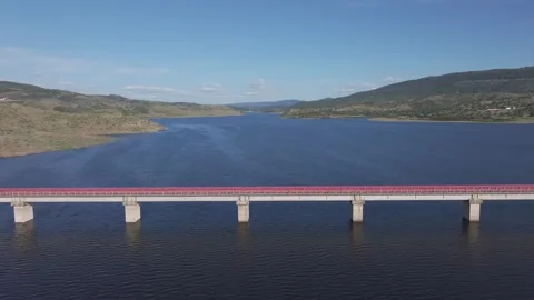 Drone pullback revealing bridge over Guadiana River at Cijara reservoir 库存影片 321765093
