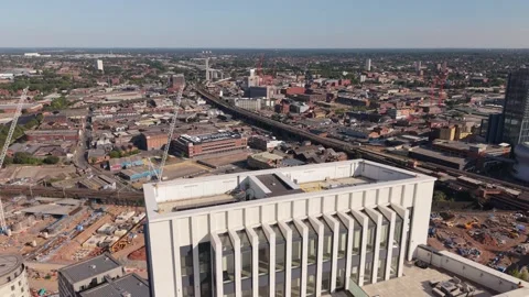 Drone Pullback Revealing a Modern Birmingham Skyscraper and Expanding City Vídeo Stock 340119057