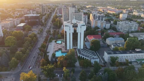 Drone Pullback Revealing Presidential Palace and Chisinau at Sunset Vidéo 342393208